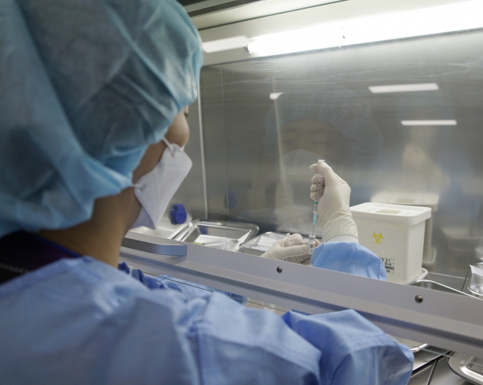 조선대병원에 마련된 코로나19 호남권역 예방접종센터에서 화이자 백신 희석 과정을 2일 최종 모의 훈련하고 있다. 조선대병원 제공.